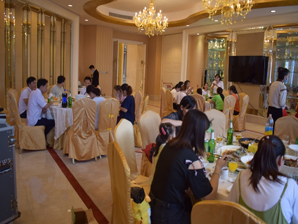 端午節(jié)公司舉行聚餐活動